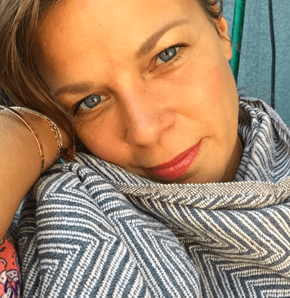 Jessica Schwarz - so cosy mit unserem Tuch blossom - VACA VACA