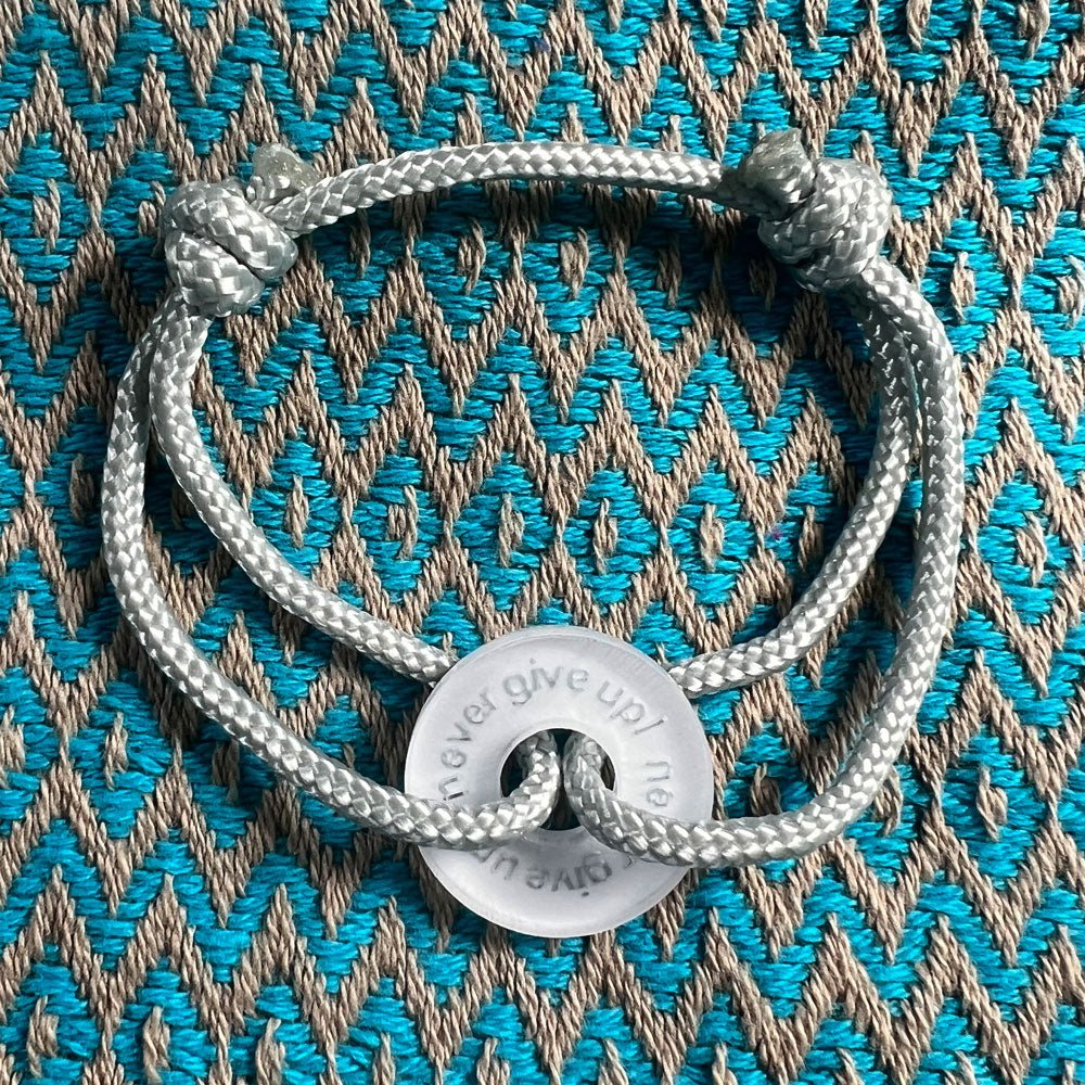 Armband NEVER GIVE UP hellgrau - VACA VACA