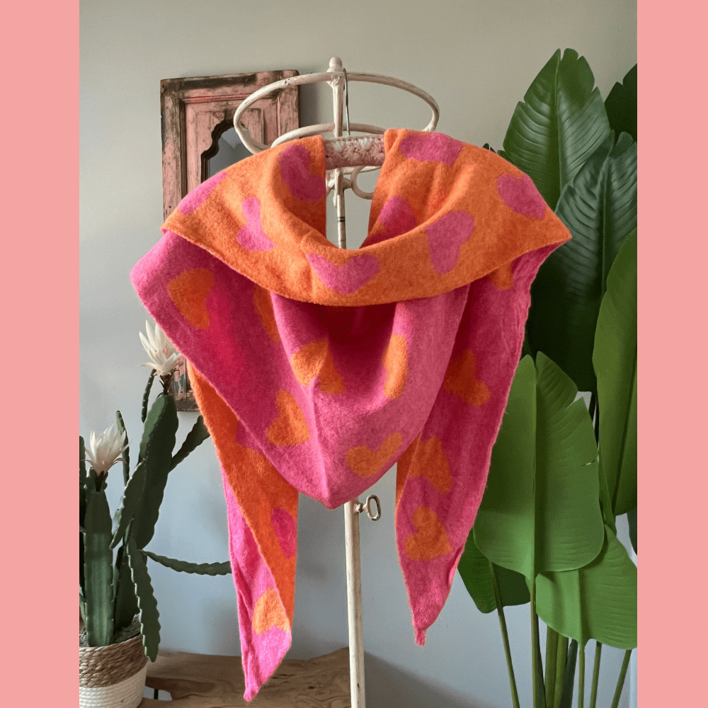 Dreieckstuch mit Herzmuster pink orange - VACA VACA