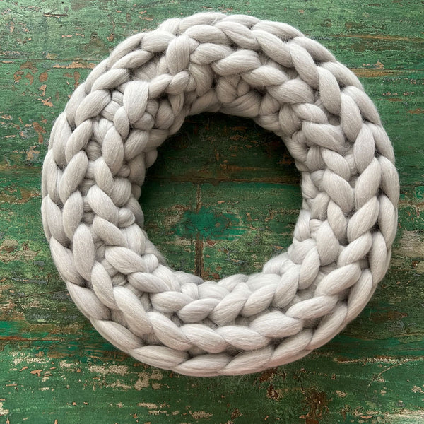 Grobstrickkranz aus Merinowolle silbergrau